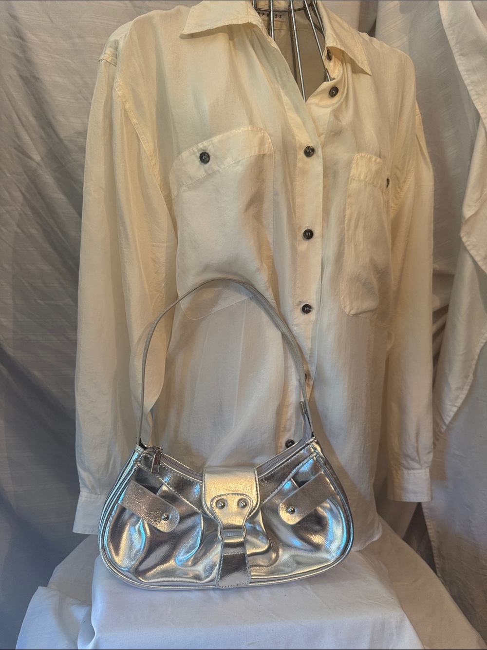 Shimmery Silver Shoulder Bag – Sleek Women’s Evening Handbag